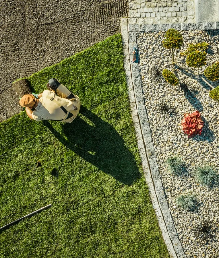 układanie sztucznego trawnika